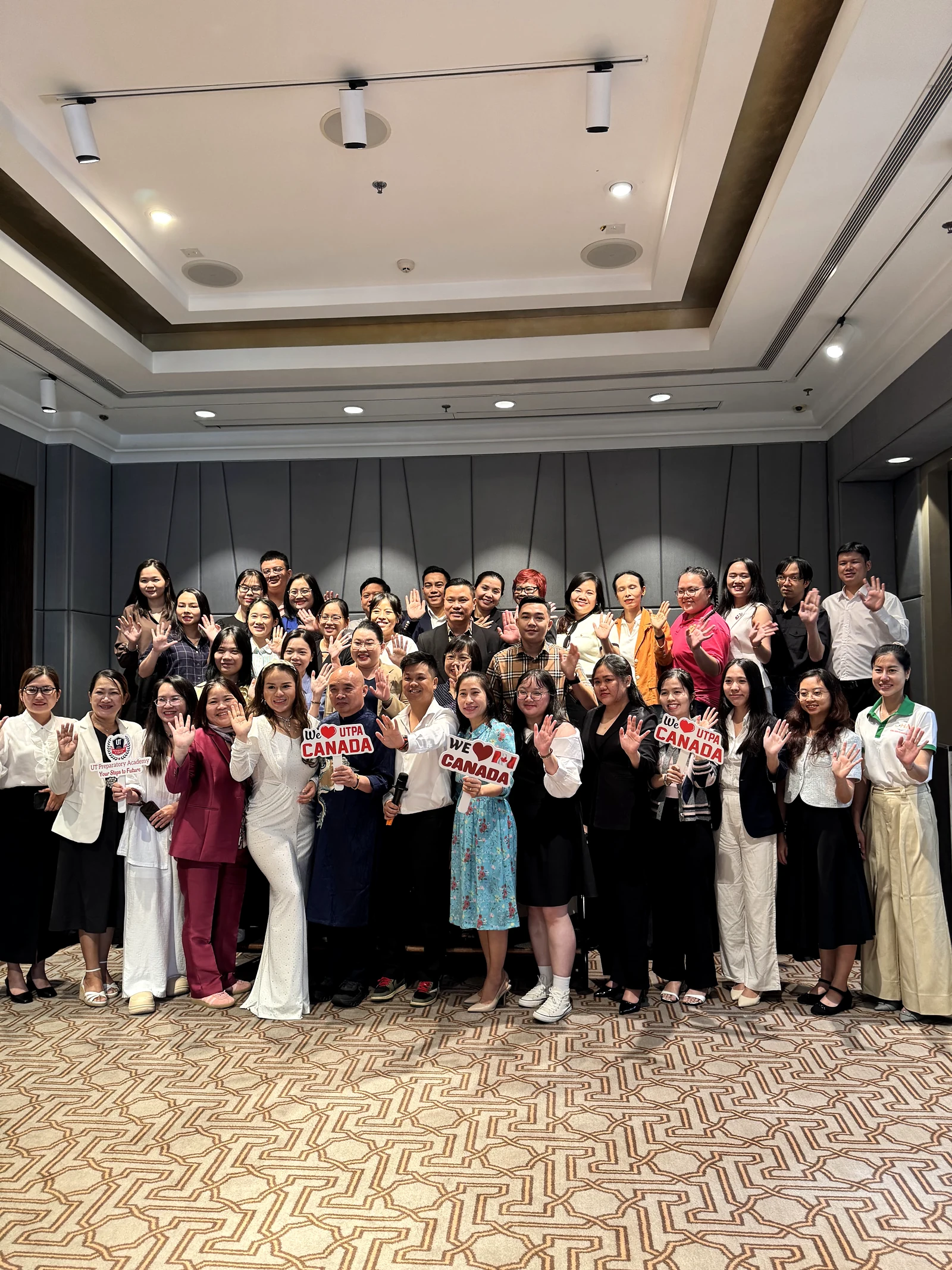 Ảnh tập thể trong không gian hội họp